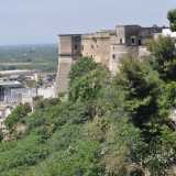 E a dominare il �canyon� ci pensa poi l�imponente castello cittadino